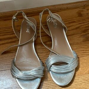 Silver flat sandals with twist pattern